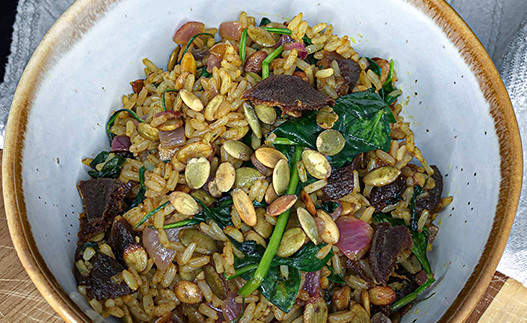 Arroz Integral al Curry con Semillas de Calabaza, Albaricoques y Espinacas
