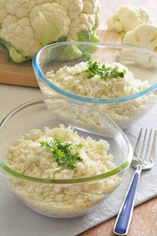 2 glass bowls of cauliflower rice topped with parsley